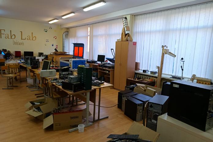 Paruošta įranga gabenama iš Alytaus Putinų gimnazijos į centrinius sandėlius.