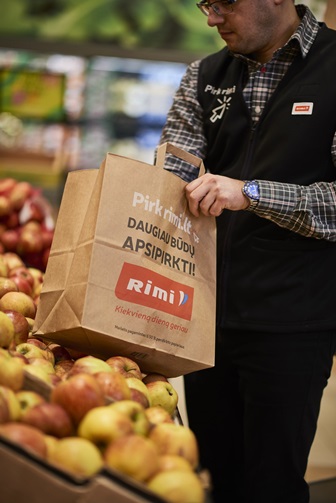 „Rimi“ darbuotojas renka užsakymą e. parduotuvės klientui.